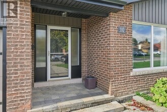 10 Carter Crescent in Whitby, ON - Building Photo - Building Photo