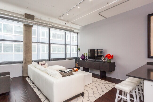 130 S Canal St, Unit 410 in Chicago, IL - Building Photo - Building Photo