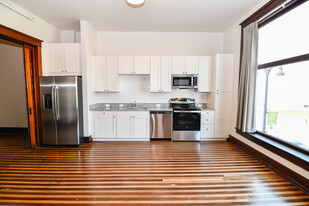 32 W Main St, Unit 303 in Marshalltown, IA - Building Photo