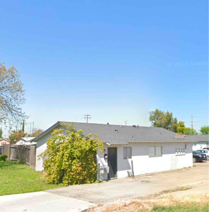 1774 Woodland Dr in Hanford, CA - Building Photo