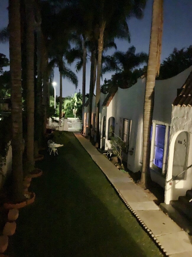 806 N Poinsettia Pl, Unit 808 in Los Angeles, CA - Foto de edificio - Building Photo