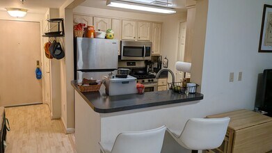 4808 Moorland Ln, Unit Apt. 204 in Bethesda, MD - Building Photo - Building Photo