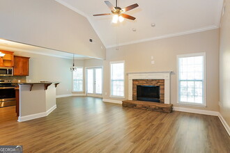 215 Village Park Dr in Newnan, GA - Foto de edificio - Building Photo