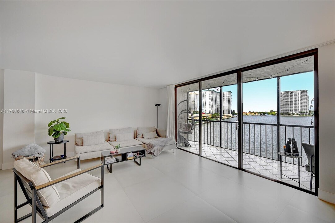 17500 N Bay Rd in Sunny Isles Beach, FL - Building Photo