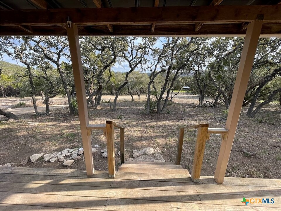 541 Buck Trail in Canyon Lake, TX - Building Photo