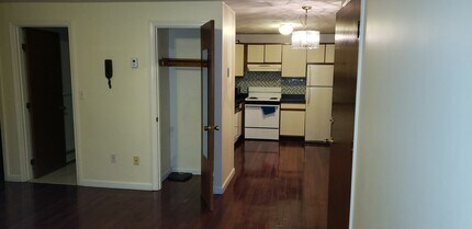 1129 N Shore Rd, Unit 1 in Revere, MA - Building Photo - Building Photo