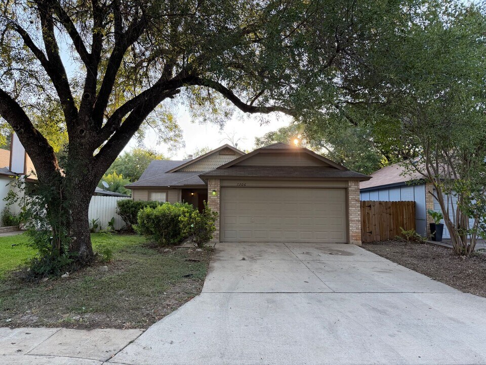 7306 Hardesty in San Antonio, TX - Building Photo