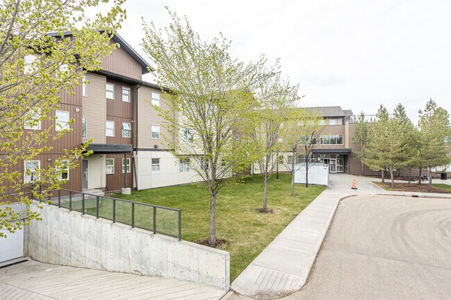 1679 46 St NW in Edmonton, AB - Building Photo - Building Photo