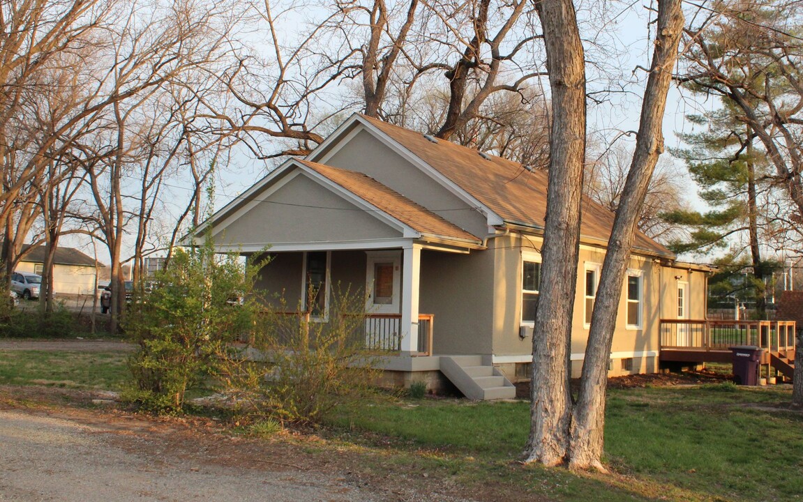 2400 Stagg Hill Rd in Manhattan, KS - Foto de edificio