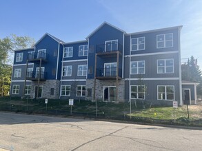 Oakbrook Apartments in Grand Rapids, MI - Building Photo - Building Photo