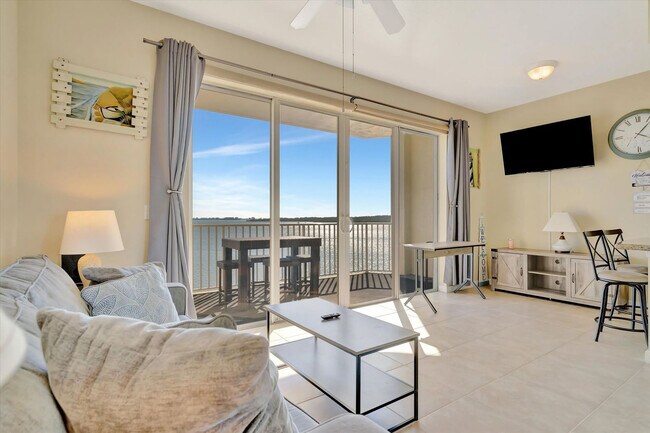 8800 Bay Pines Blvd in St. Petersburg, FL - Foto de edificio - Building Photo