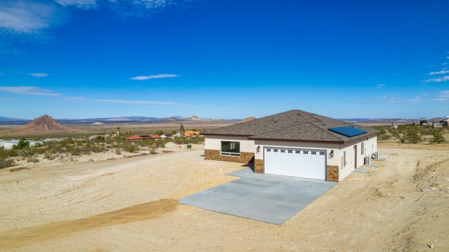 10096 Glen Rd in California City, CA - Building Photo - Building Photo
