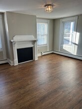 156 Worcester St, Unit Unit 1 in North Grafton, MA - Foto de edificio - Building Photo