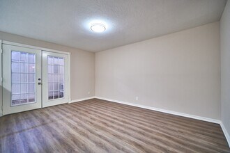 10818 Briar Forest Dr in Houston, TX - Foto de edificio - Building Photo