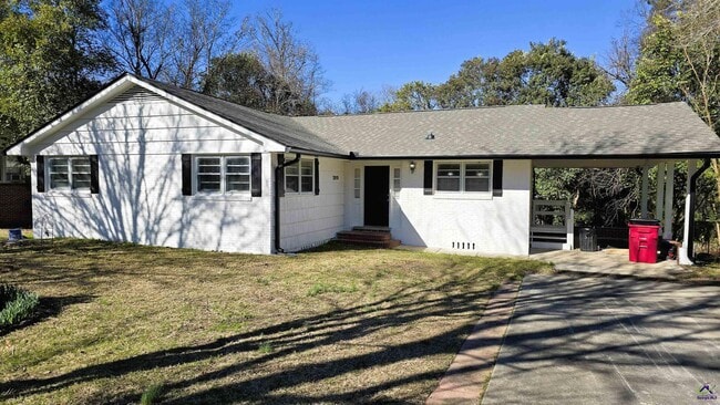 2819 Northwoods Dr N