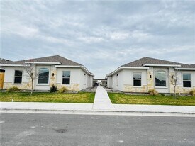 1 N Blair Ave in Edinburg, TX - Building Photo