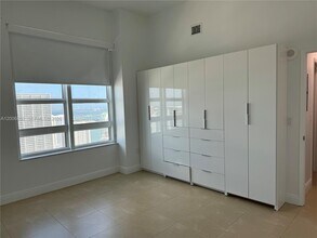 950 Brickell Bay Dr in Miami, FL - Building Photo - Building Photo