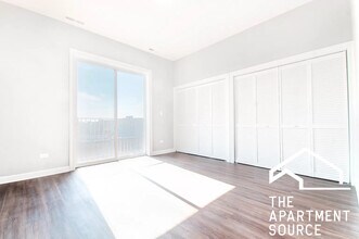 1335 W Taylor St, Unit 2 in Chicago, IL - Building Photo - Building Photo