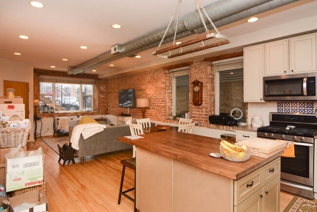 1726 W Erie St, Unit J01P