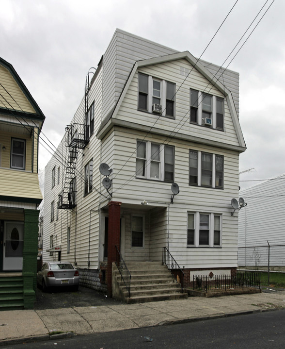 130 Woodlawn Ave in Jersey City, NJ - Building Photo