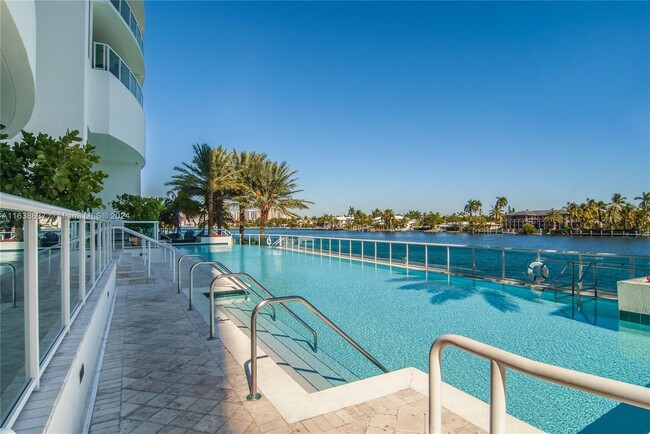 20201 E Country Club Dr, Unit 405 in Aventura, FL - Foto de edificio - Building Photo