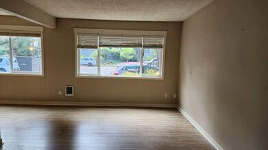 2725-2743 SE Taylor St in Portland, OR - Building Photo - Building Photo