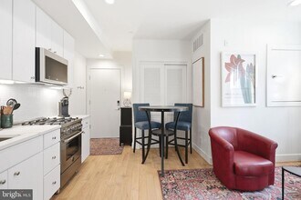 1775 Swann St NW, Unit 102 in Washington, DC - Foto de edificio - Building Photo