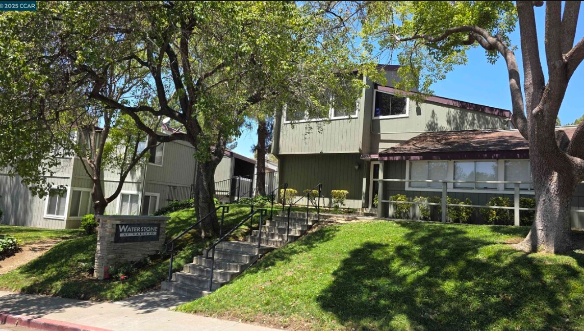1333 N Camino Alto in Vallejo, CA - Foto de edificio