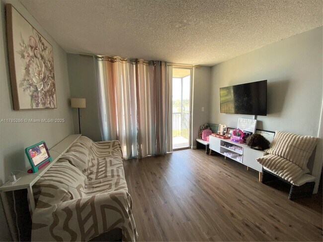 8710 N Sherman Cir in Miramar, FL - Building Photo - Building Photo