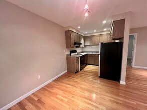 54 Jacqueline Rd, Unit 7 in Waltham, MA - Building Photo - Building Photo
