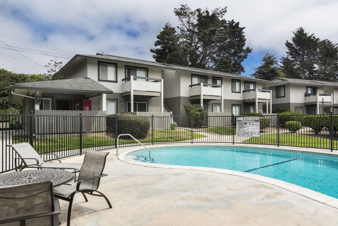 Cambridge Court in Salinas, CA - Building Photo