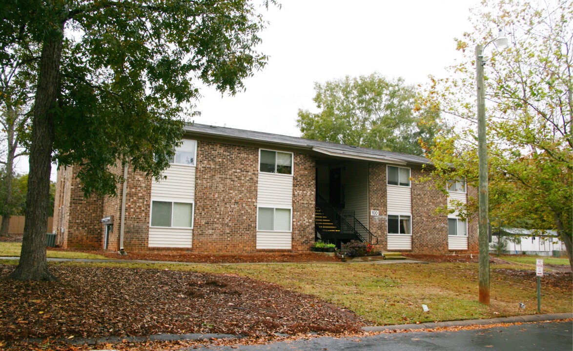 Saluda Terrace in Saluda, SC - Building Photo