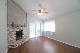 8154 Treetop Ln in Pensacola, FL - Foto de edificio - Building Photo