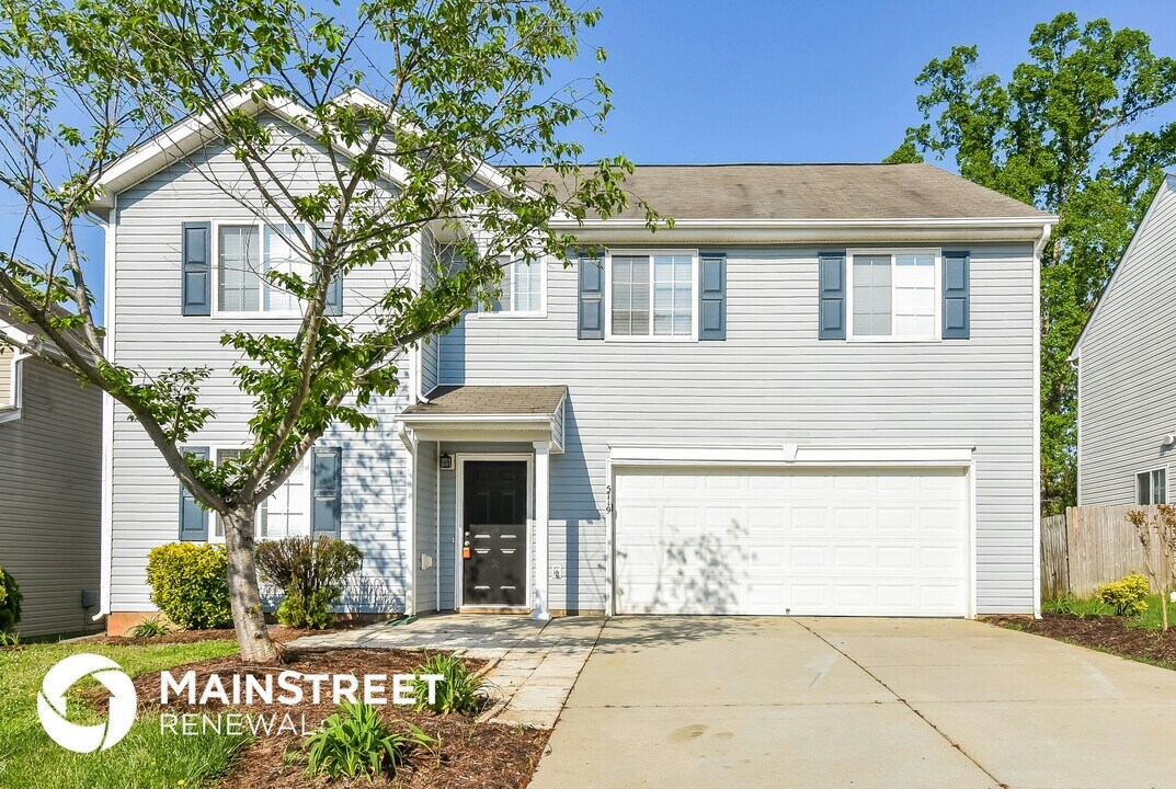 5719 Waterpoint Dr in Browns Summit, NC - Building Photo