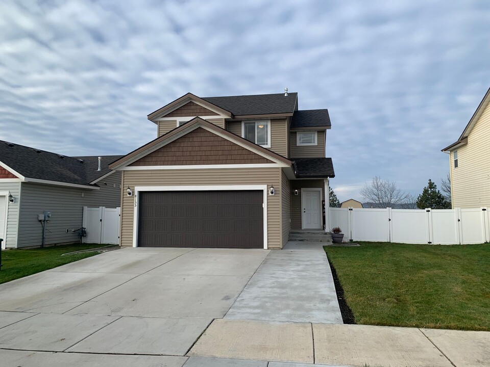 8155 Scotsworth St in Post Falls, ID - Building Photo