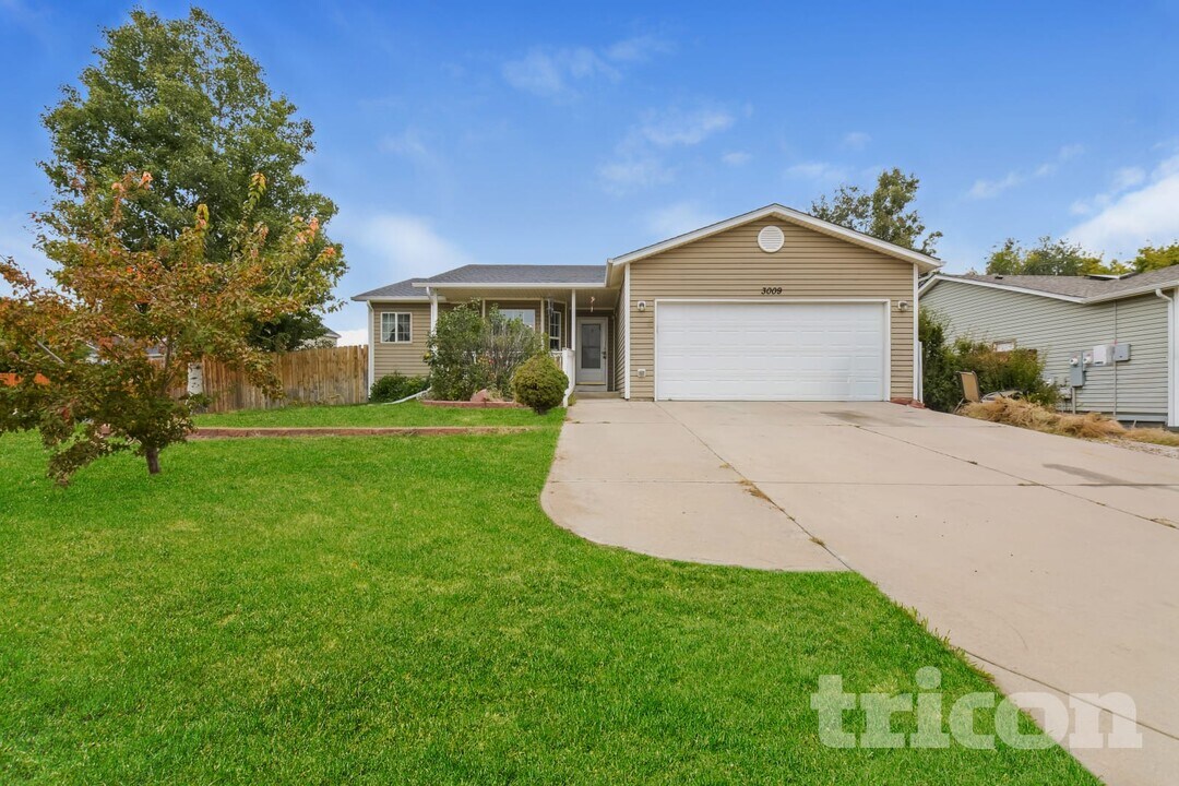 3009 Rock Point Dr in Evans, CO - Building Photo