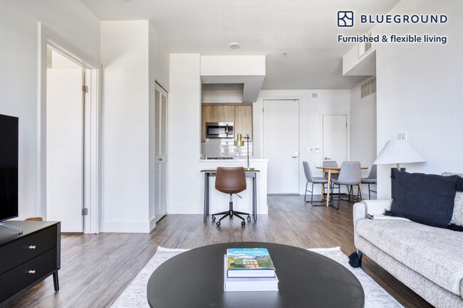 11049 McCormick St, Unit FL6-ID528 in Los Angeles, CA - Foto de edificio - Building Photo