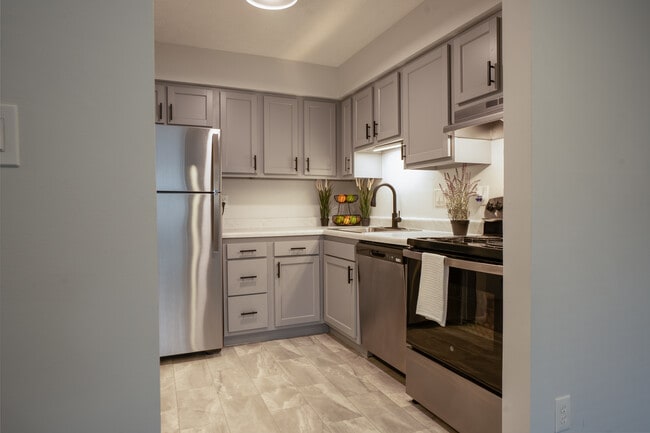 Center Court Apartments in Columbus, OH - Building Photo - Interior Photo