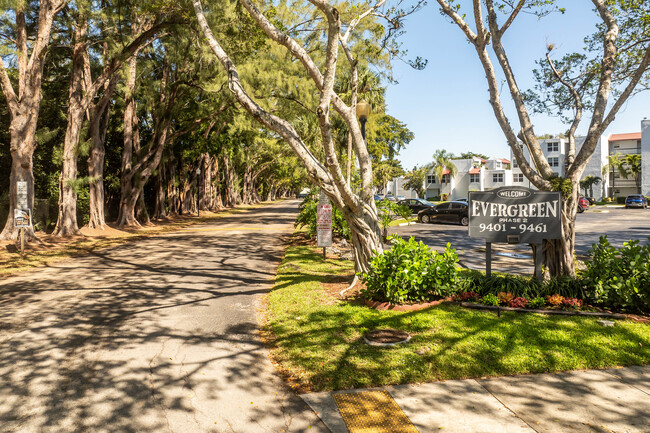 Pine Island Ridge Condominiums in Davie, FL - Building Photo - Building Photo