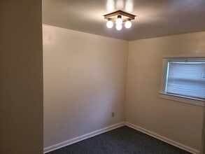 48 W Wilson St, Unit Apartment B in Morgantown, WV - Foto de edificio - Building Photo