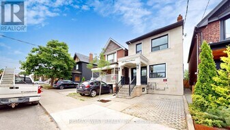 253 Oakwood Ave in Toronto, ON - Building Photo