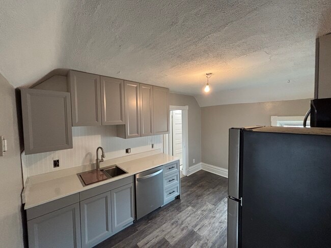 708 Belgrade Ave, Unit 708.5 Upper Unit in North Mankato, MN - Building Photo - Building Photo