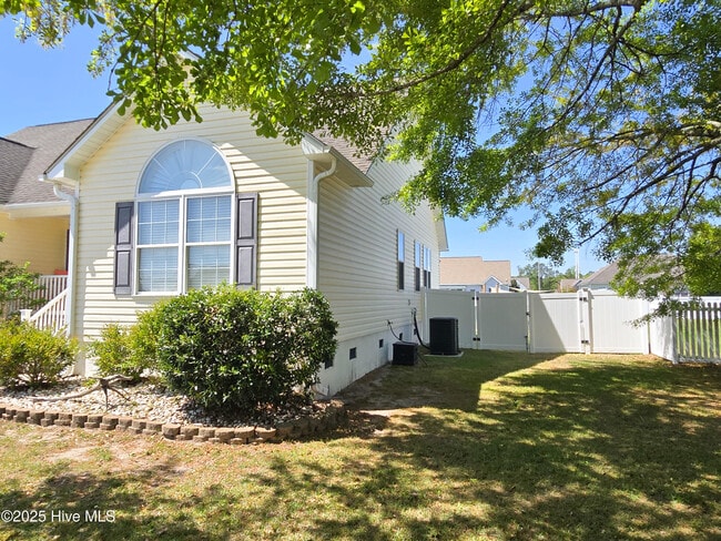 409 Moss Springs Dr in Swansboro, NC - Foto de edificio - Building Photo
