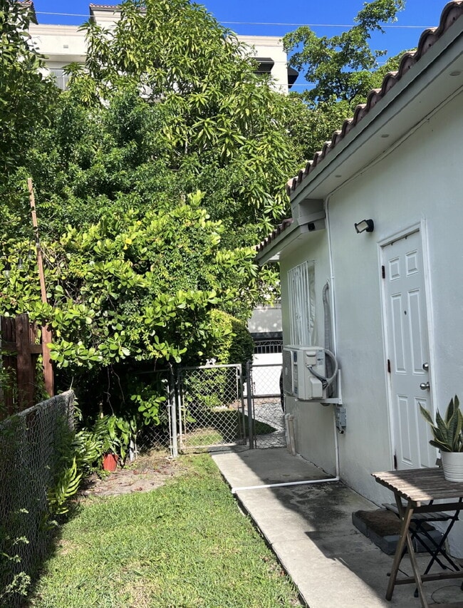 1810 SW 32nd Ave in Miami, FL - Building Photo - Building Photo