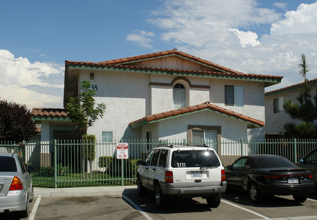 735 W 3rd St in Corona, CA - Foto de edificio