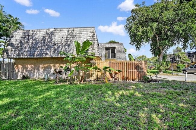 267 Arabian Rd in Palm Springs, FL - Building Photo - Building Photo