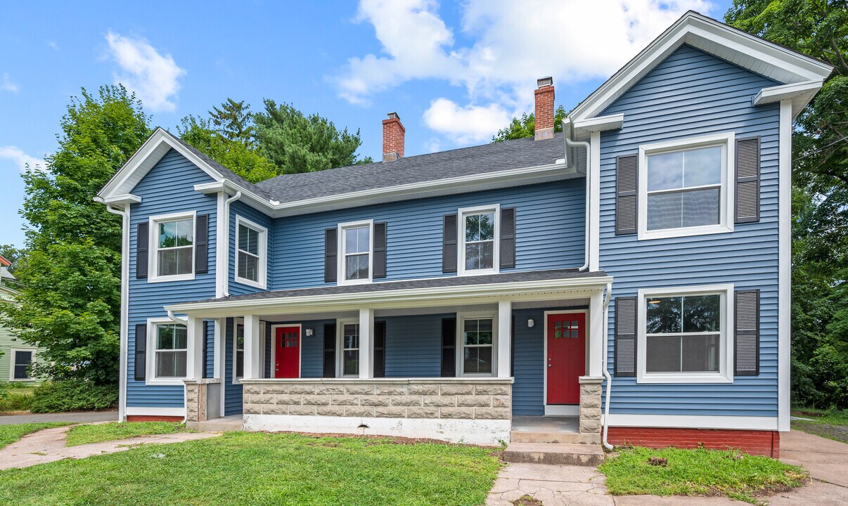 17 Locust St in Manchester, CT - Building Photo