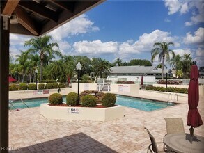 9358 Palm Island Cir in Ft. Myers, FL - Foto de edificio - Building Photo