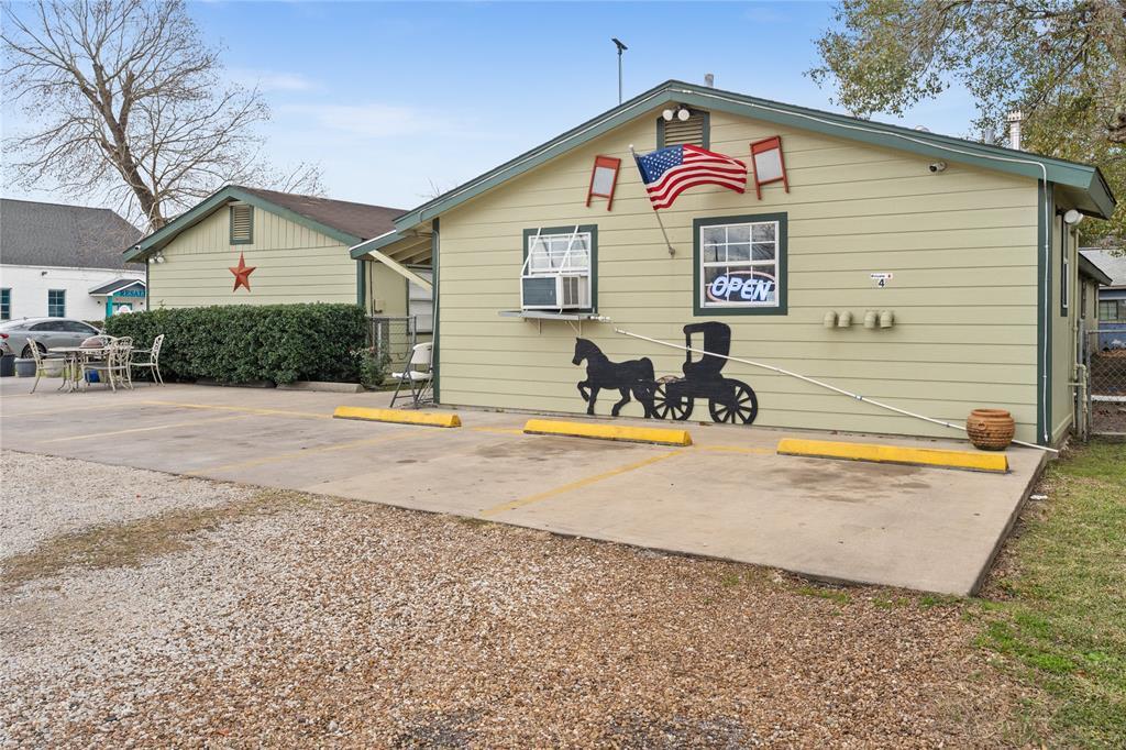 2200 Peach Ave in Bay City, TX - Building Photo