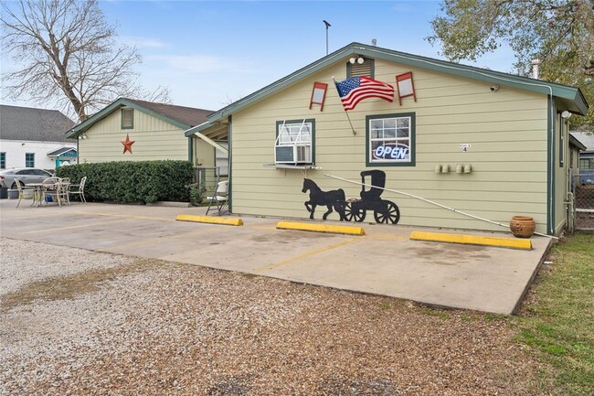 2200 Peach Ave in Bay City, TX - Building Photo - Building Photo